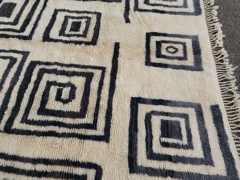 Moroccan Berber rug in cream and black 300x200 cm – spiral geometric pattern