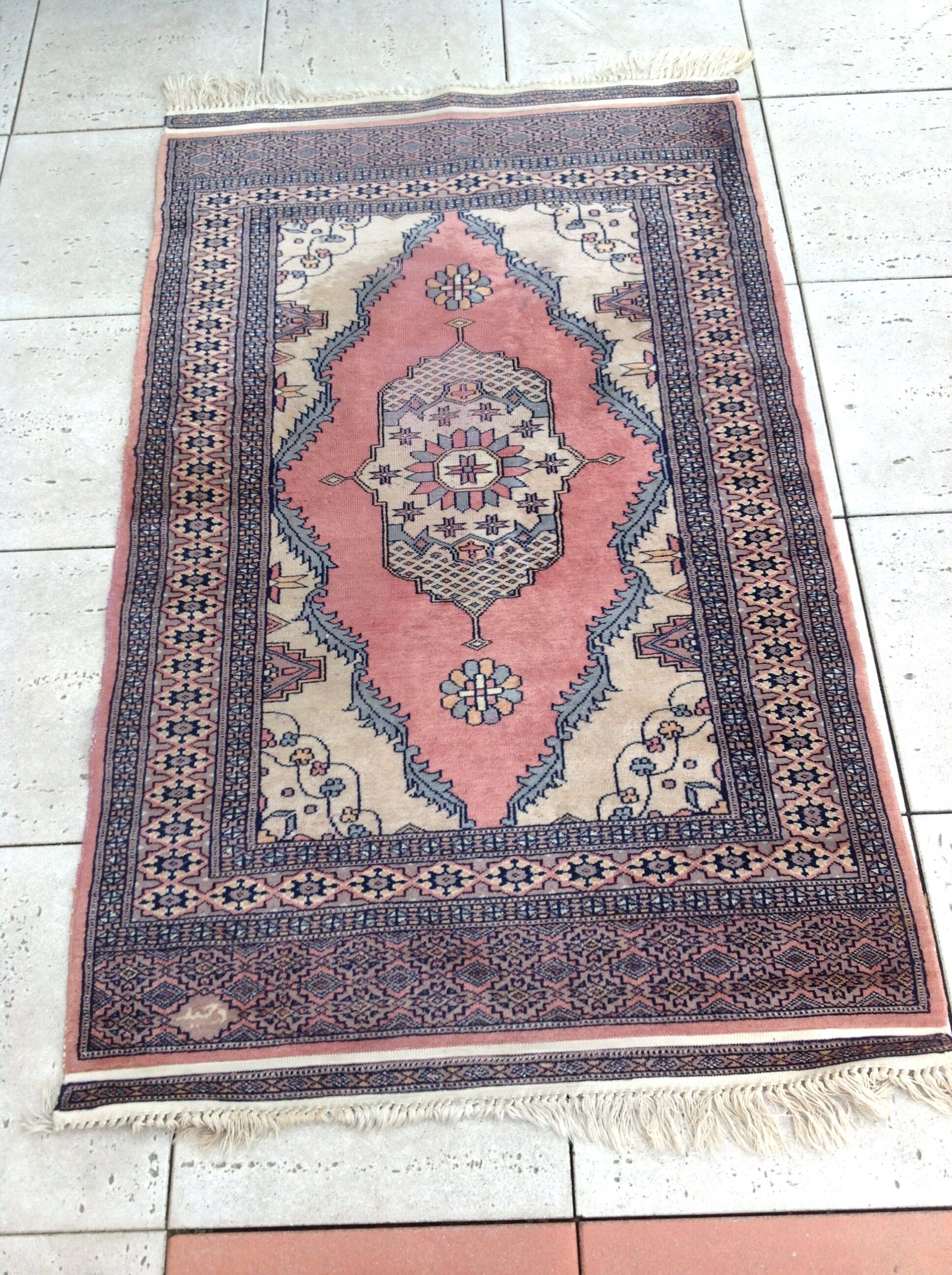 Rectangular oriental rug 153 x 91 cm