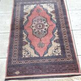 Rectangular oriental rug 153 x 91 cm