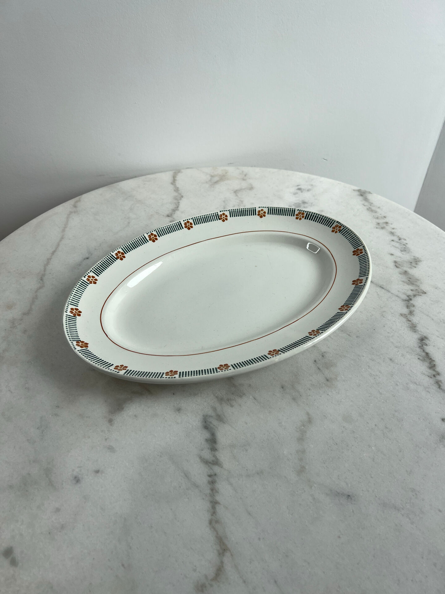 Oval presentation plate Saint Amand with bicolour floral decoration.