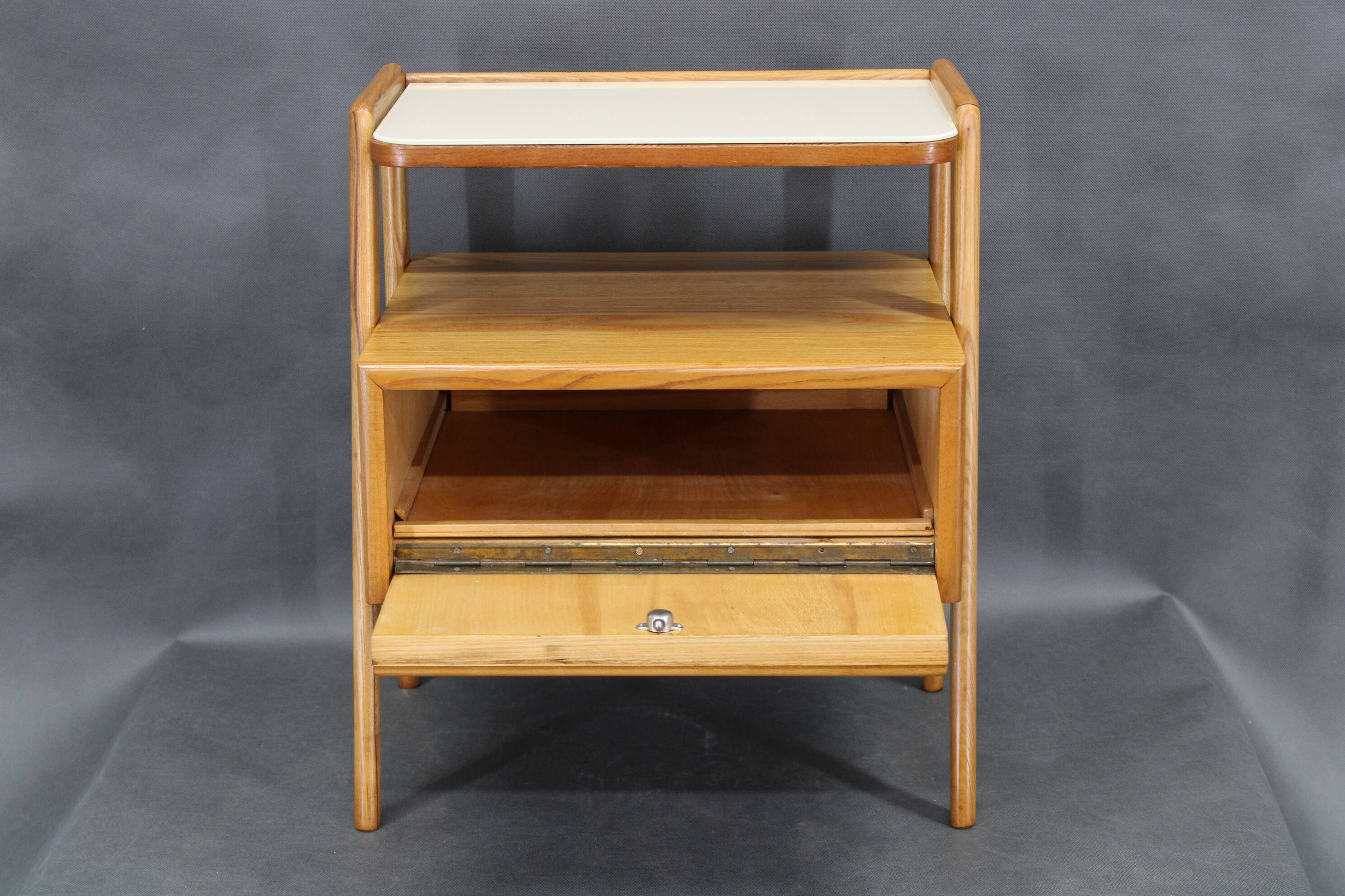 Table de chevet en érable, style milieu du siècle, années 1960, avec étagère en verre opale, restaurée, Tchécoslovaquie