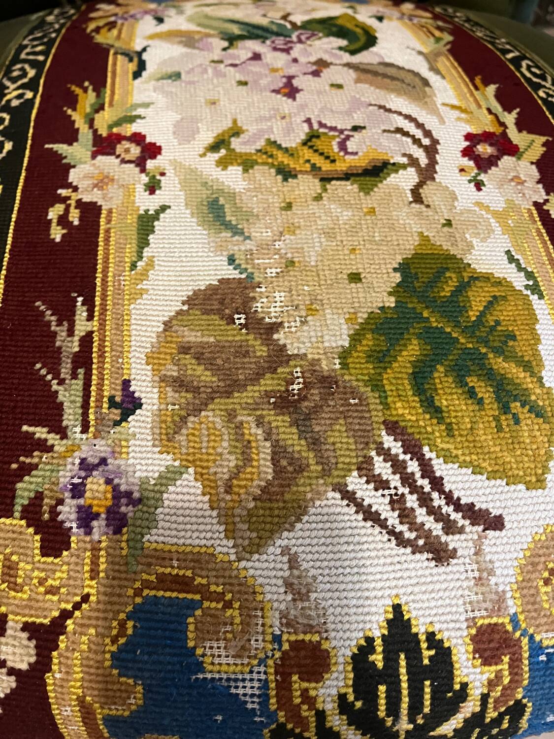 Paire de fauteuils en velours et tapisserie