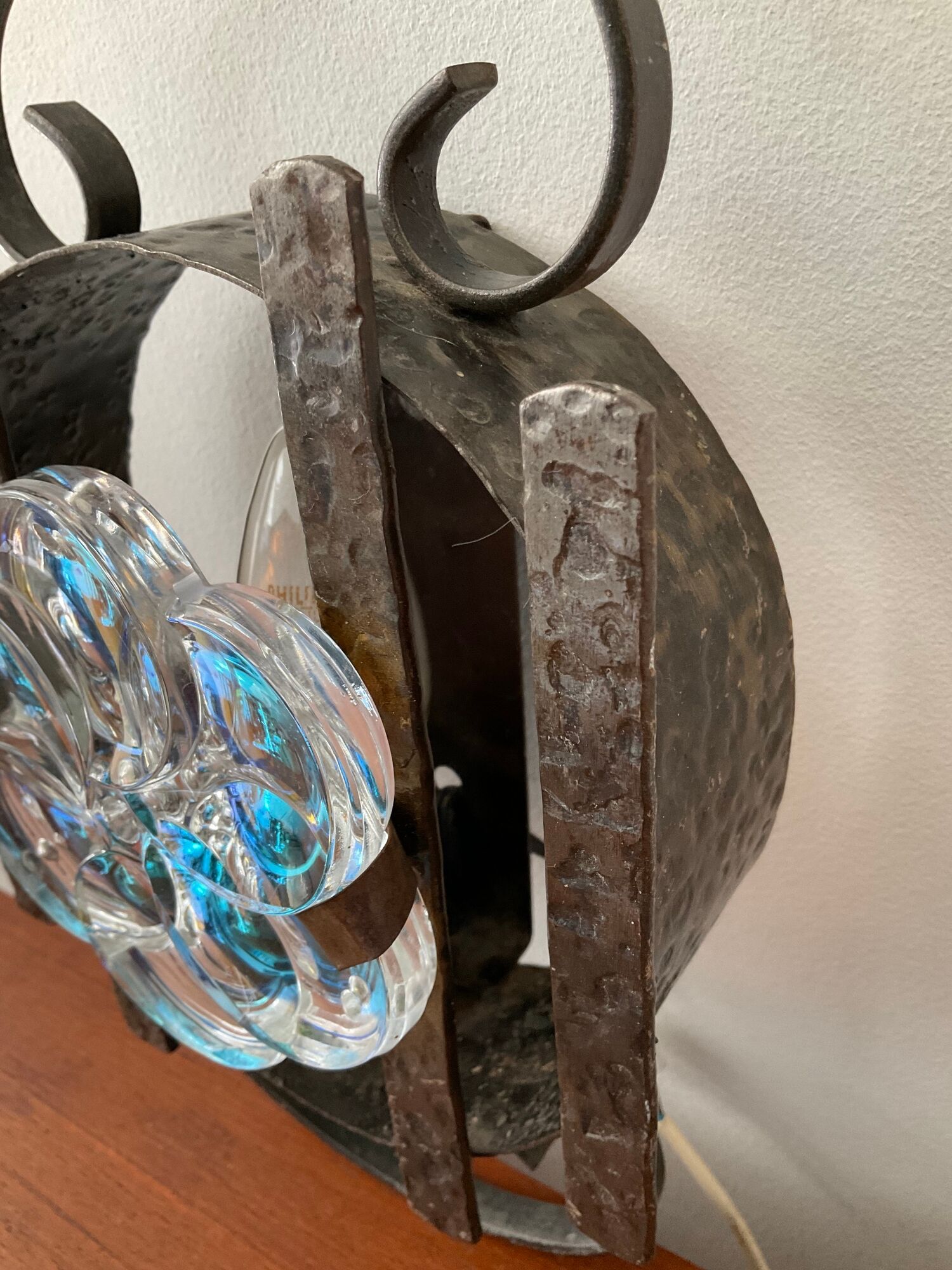Vintage wall lamp in wrought iron and De Murano glass from the 50s and 60s