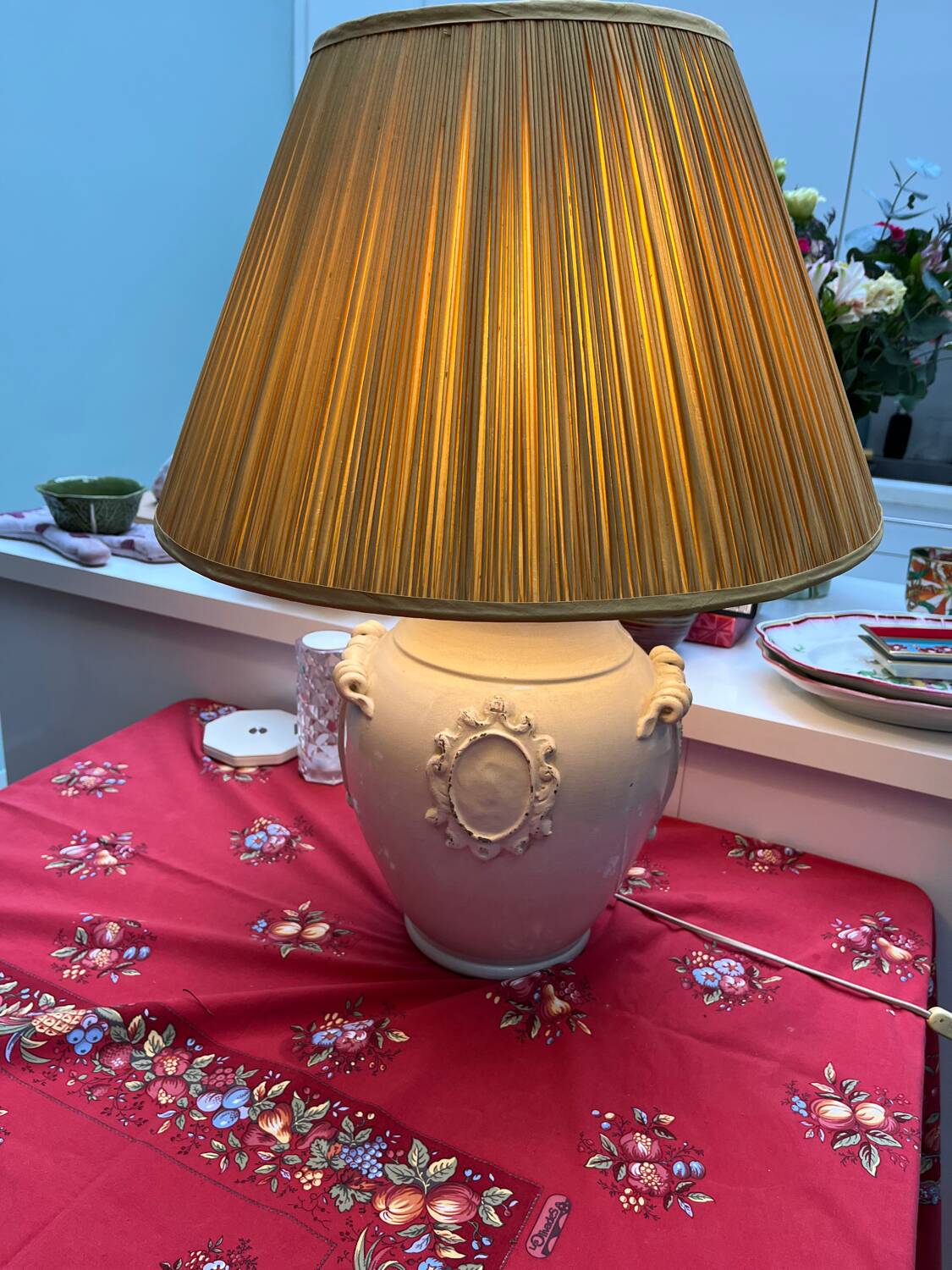 Provençal style lamp with silk shade