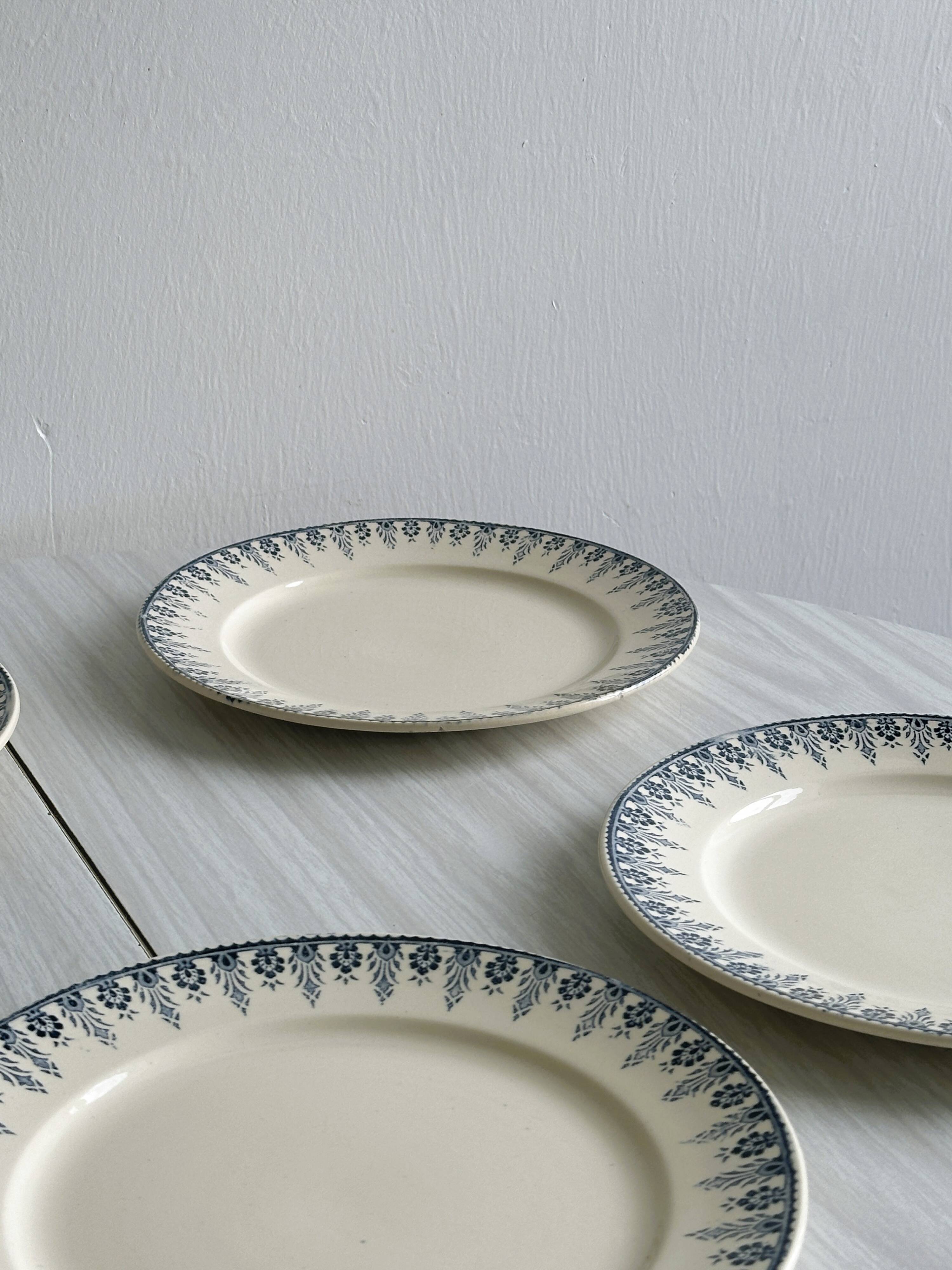 6 flat earthenware plates, blue floral border