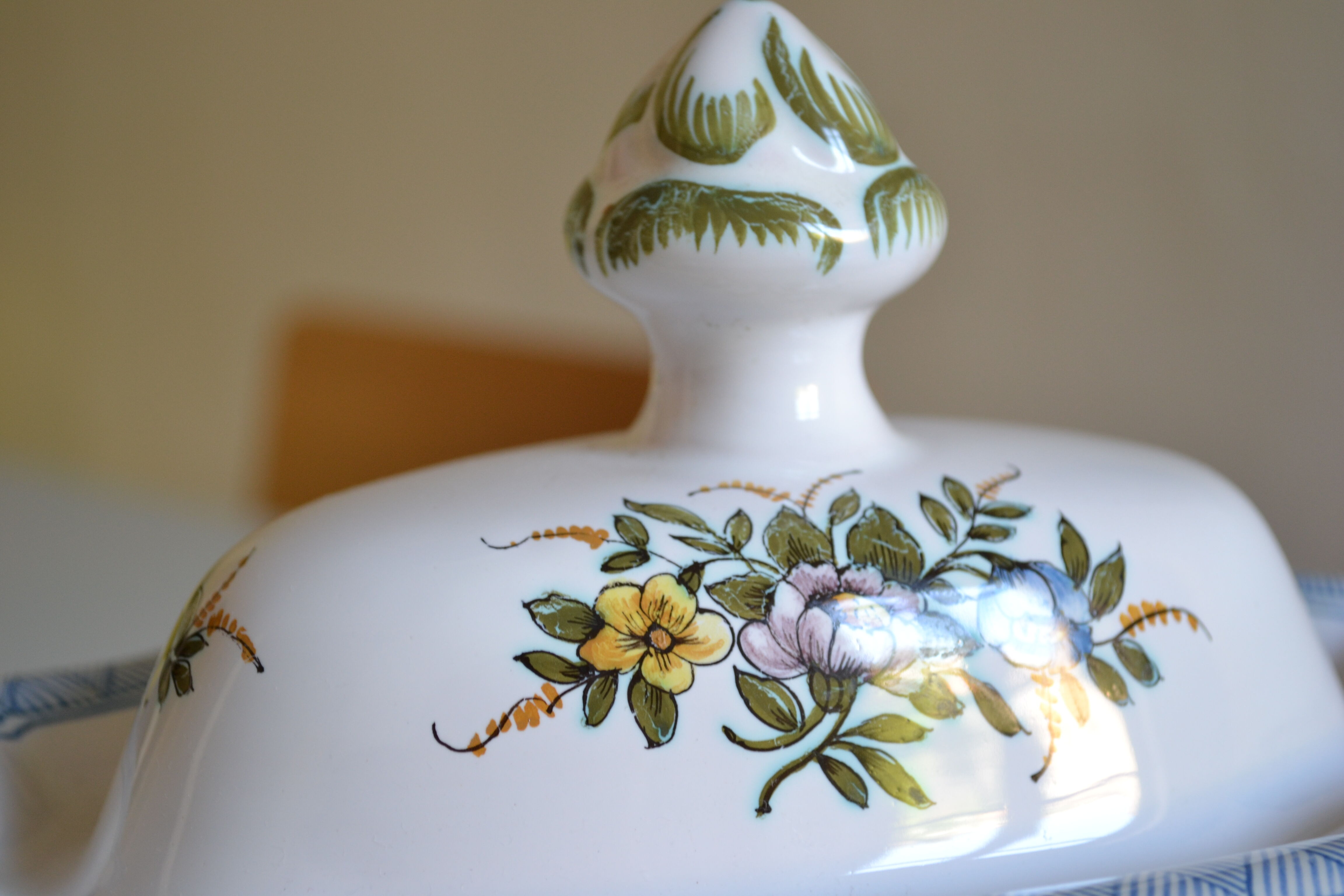 Tureen or vegetable dish in earthenware by Lallier in Moustiers