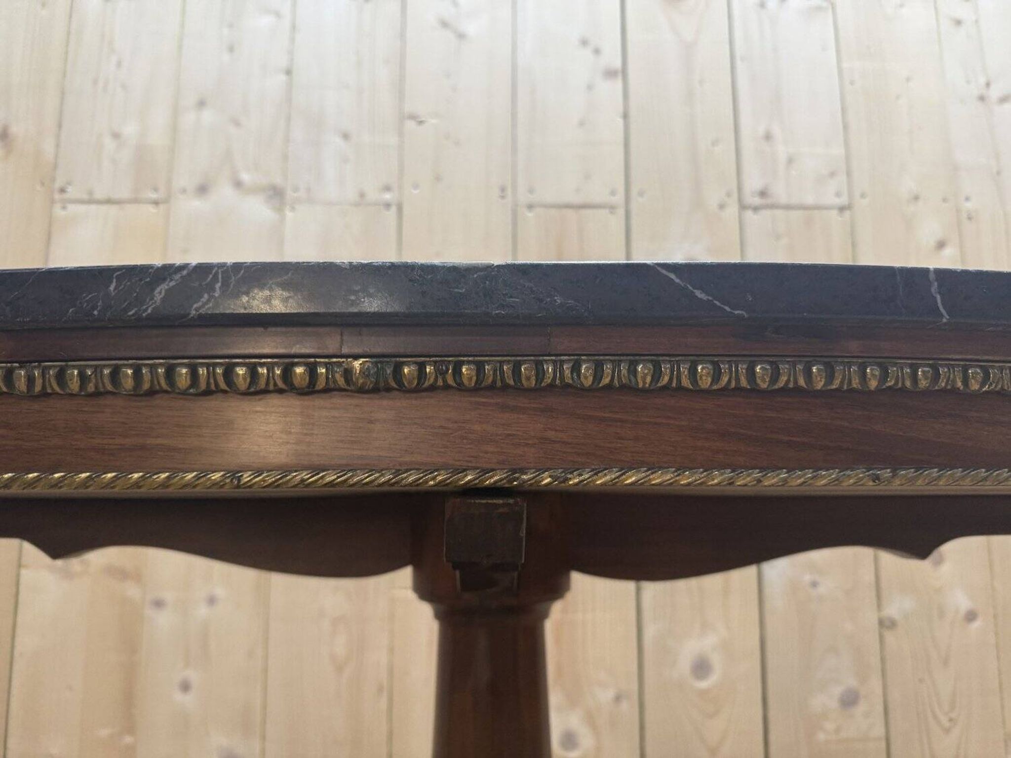Oval Empire-style gueridon in walnut and marble.