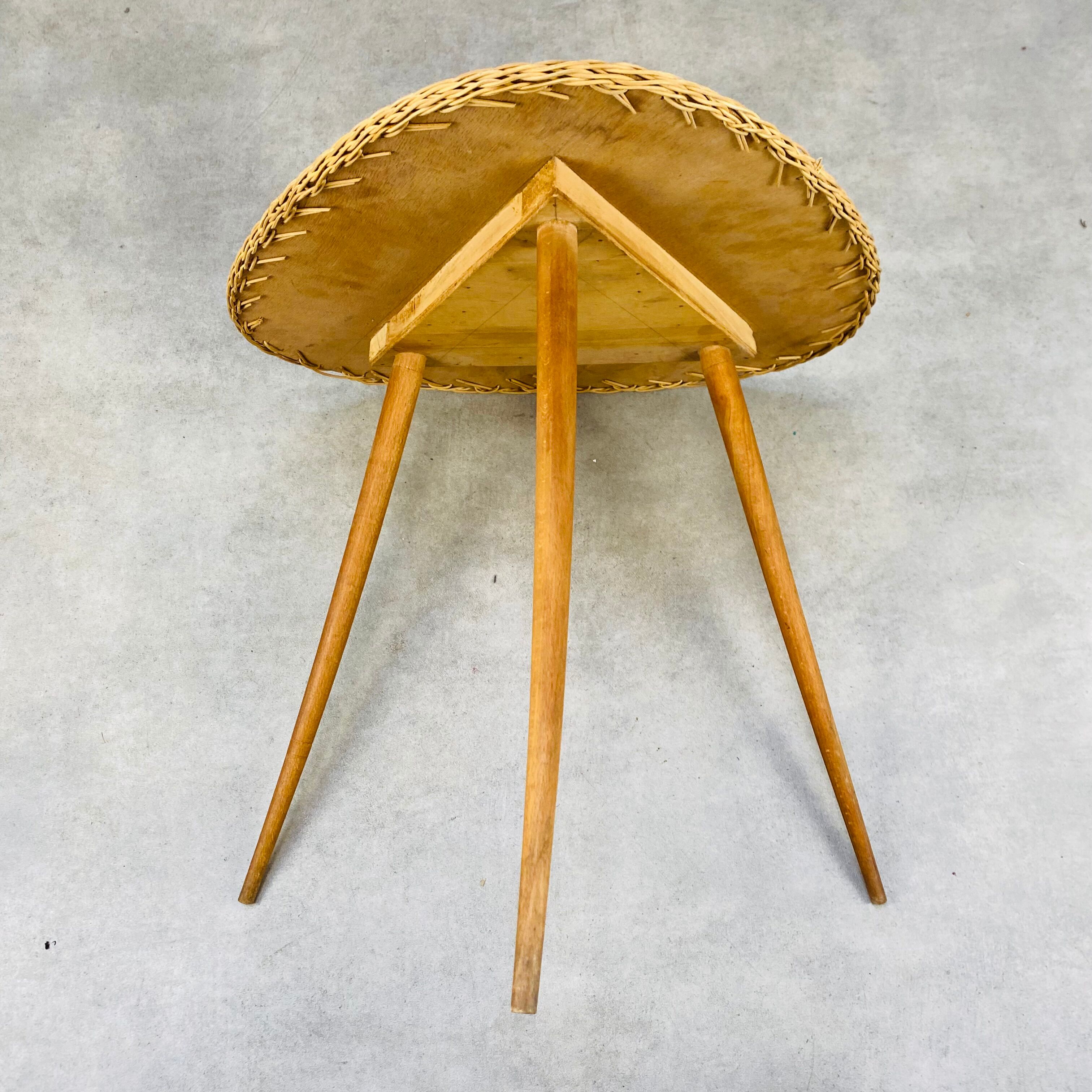 Table d'appoint tripode osier rouge années 50