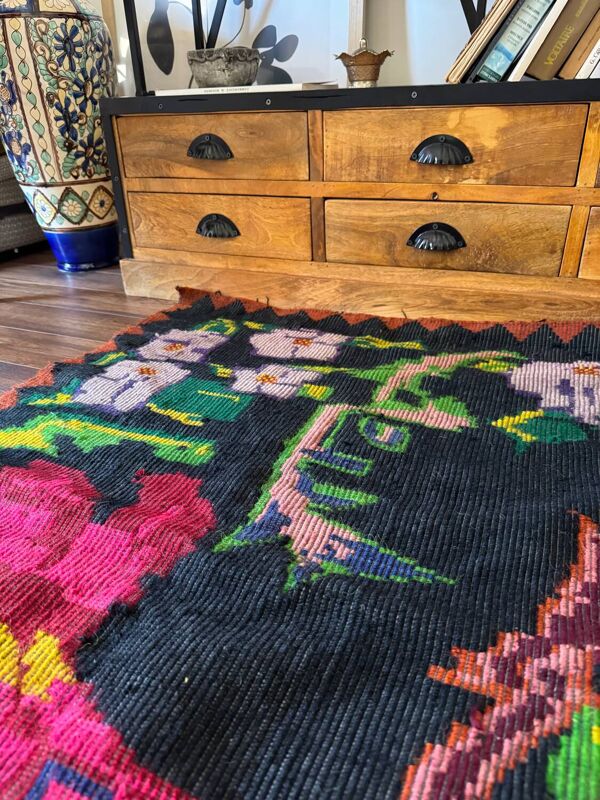Tapis en laine tissé à la main, fond noir avec fleurs colorées