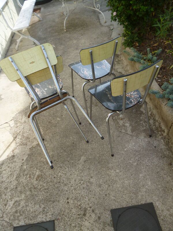 4 chaises en formica et pieds chromé
