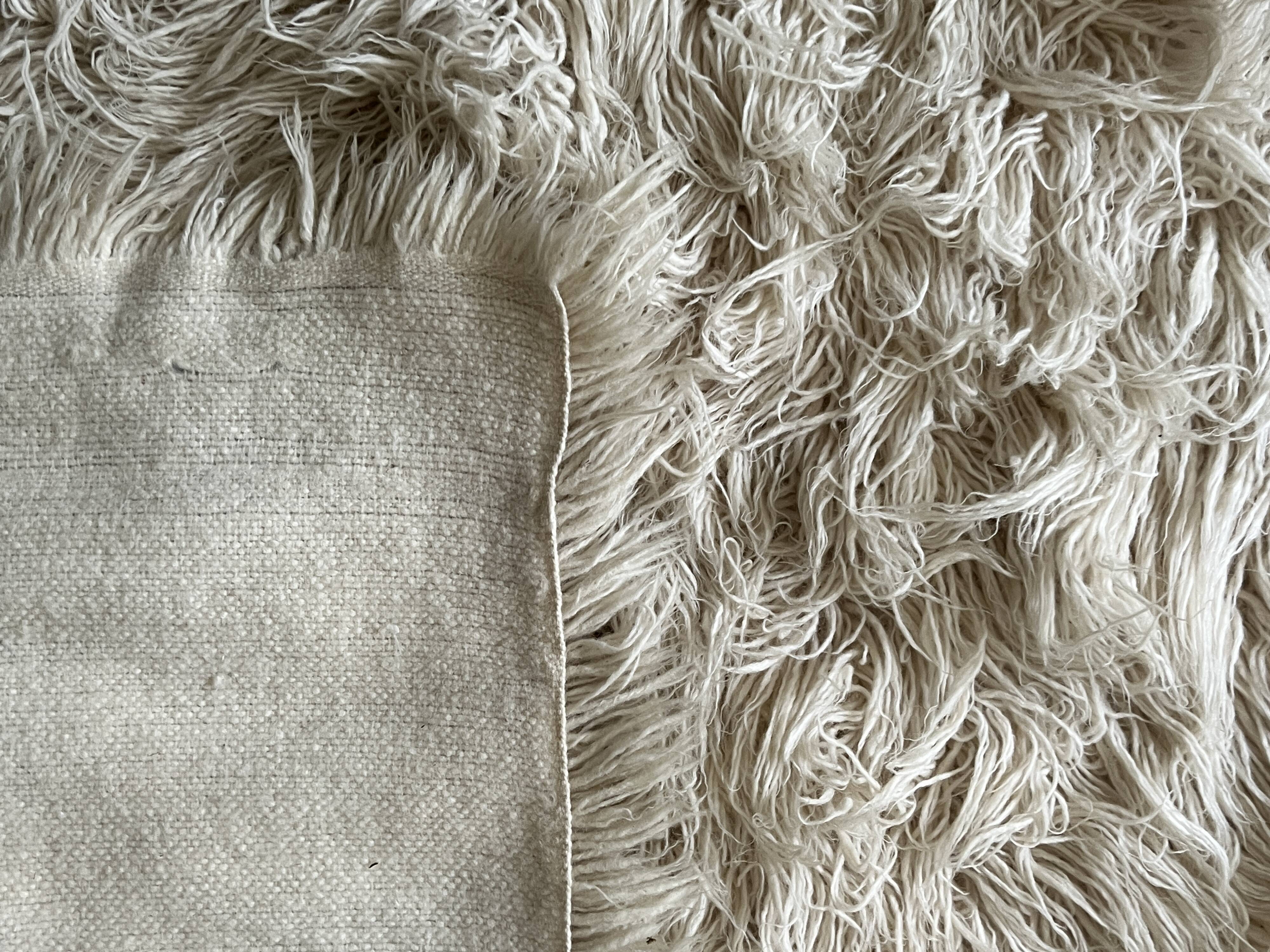 Grand tapis en laine naturelle shaggy / flokati tissé à la main blanc cassé