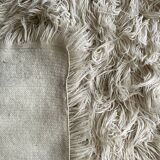 Grand tapis en laine naturelle shaggy / flokati tissé à la main blanc cassé