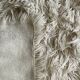 Grand tapis en laine naturelle shaggy / flokati tissé à la main blanc cassé
