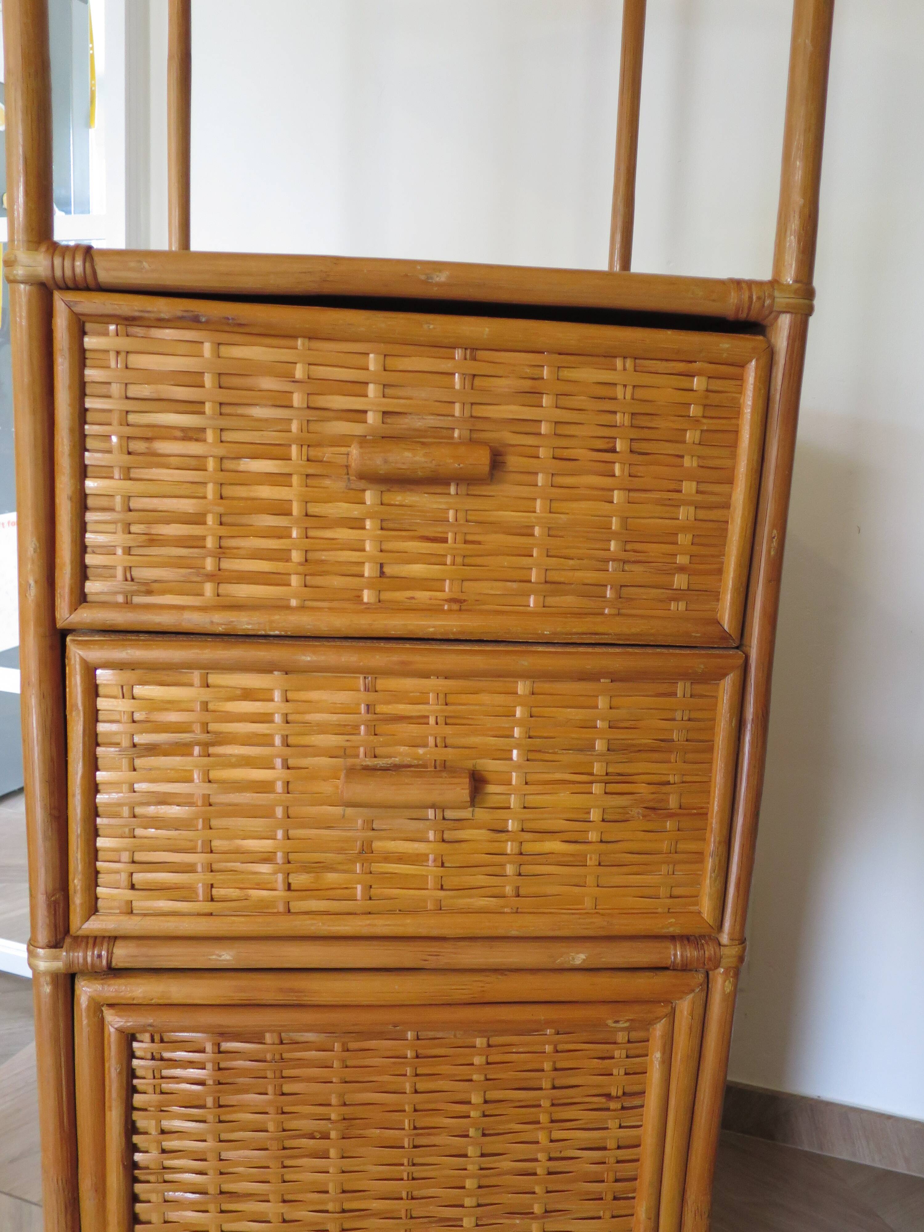 Storage column, wooden bookshelf and woven rattan.