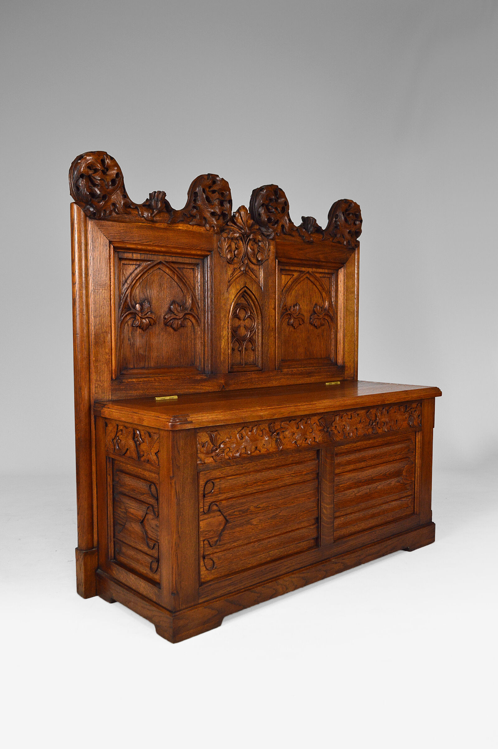 Banc coffre Gothique d'église en chêne sculpté, vers 1880