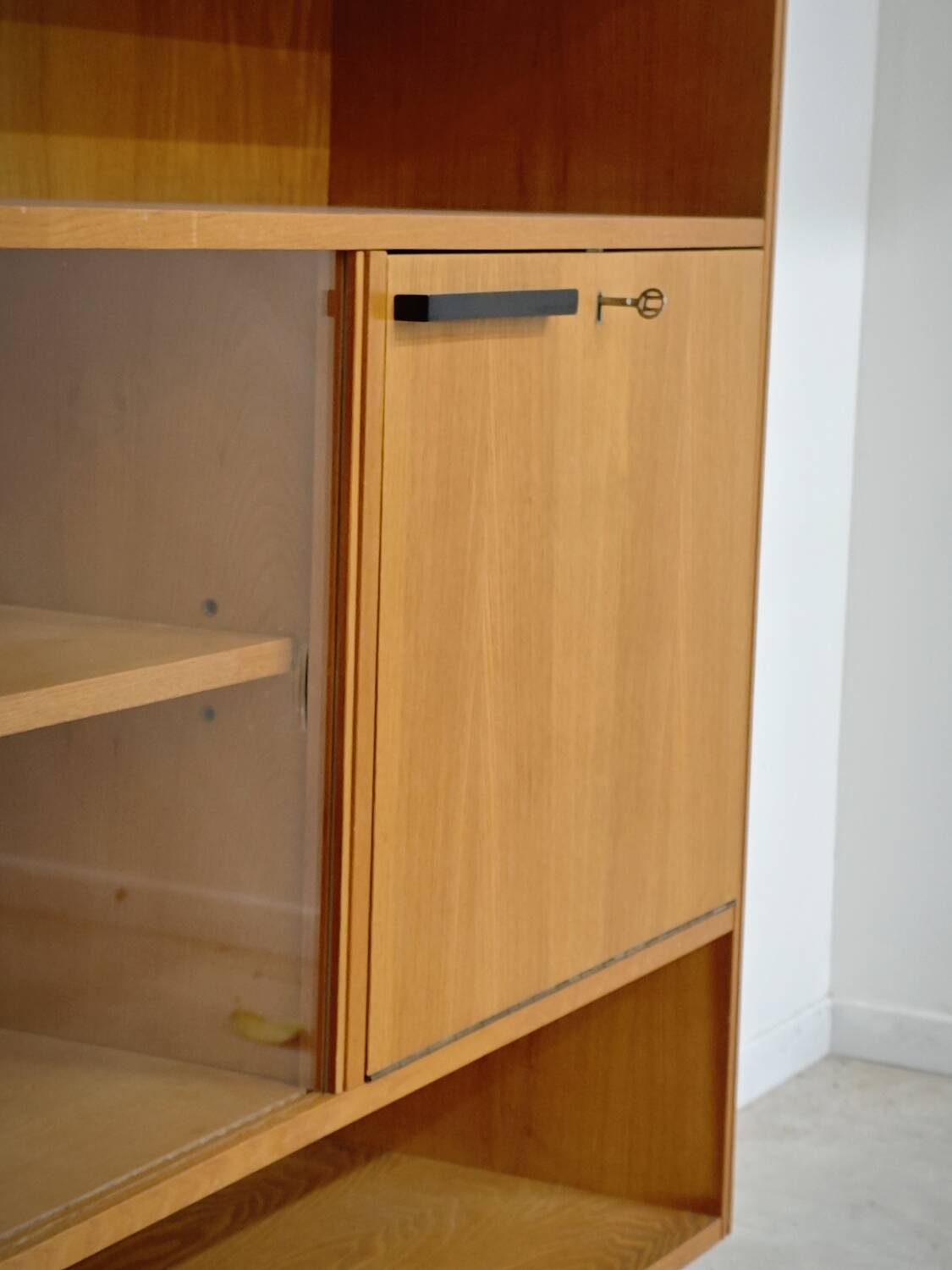 Buffet Vaisselier en bois blond Libena , ex Tchécoslovaquie 1970