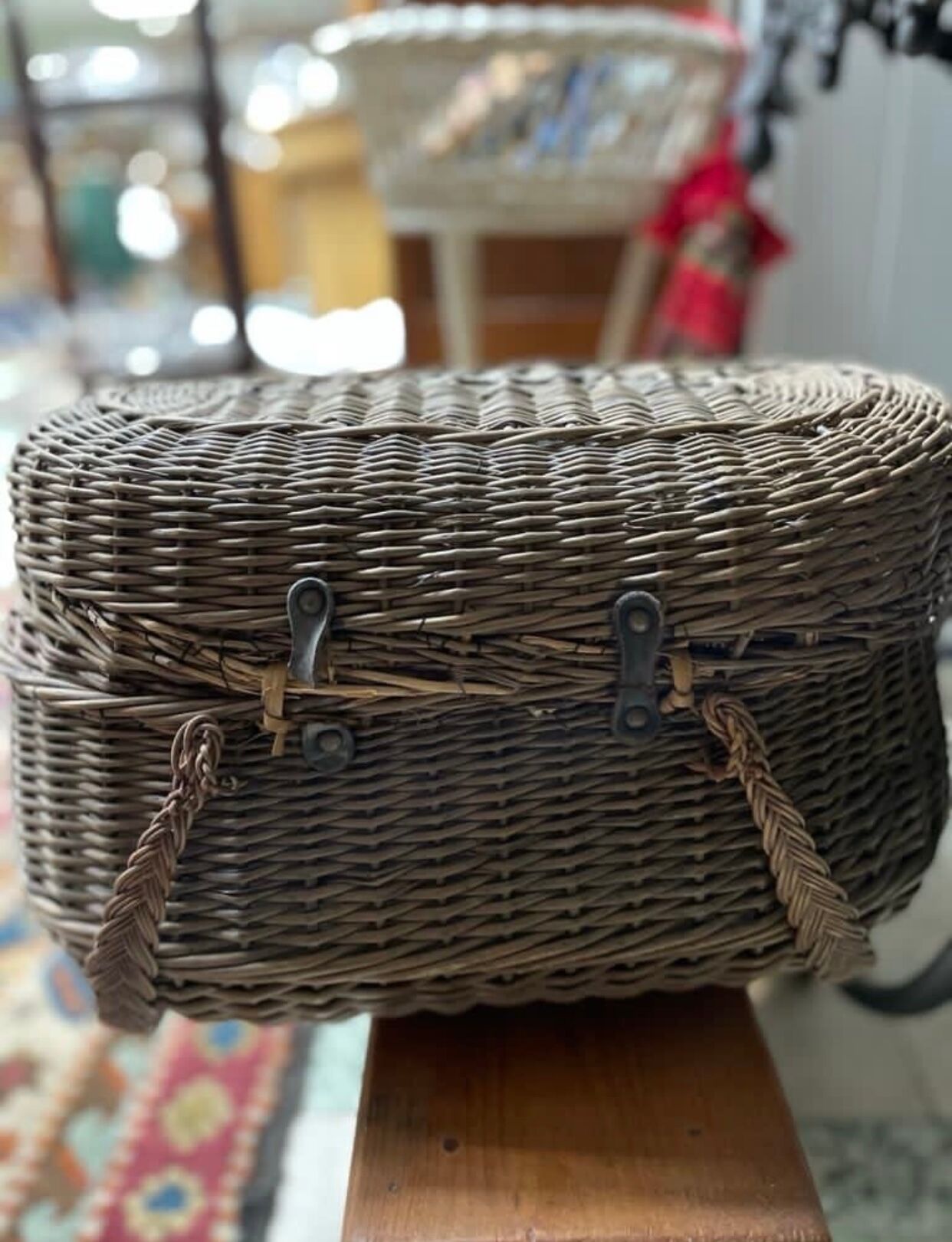 Bressan basket in old wicker, with handles and closure