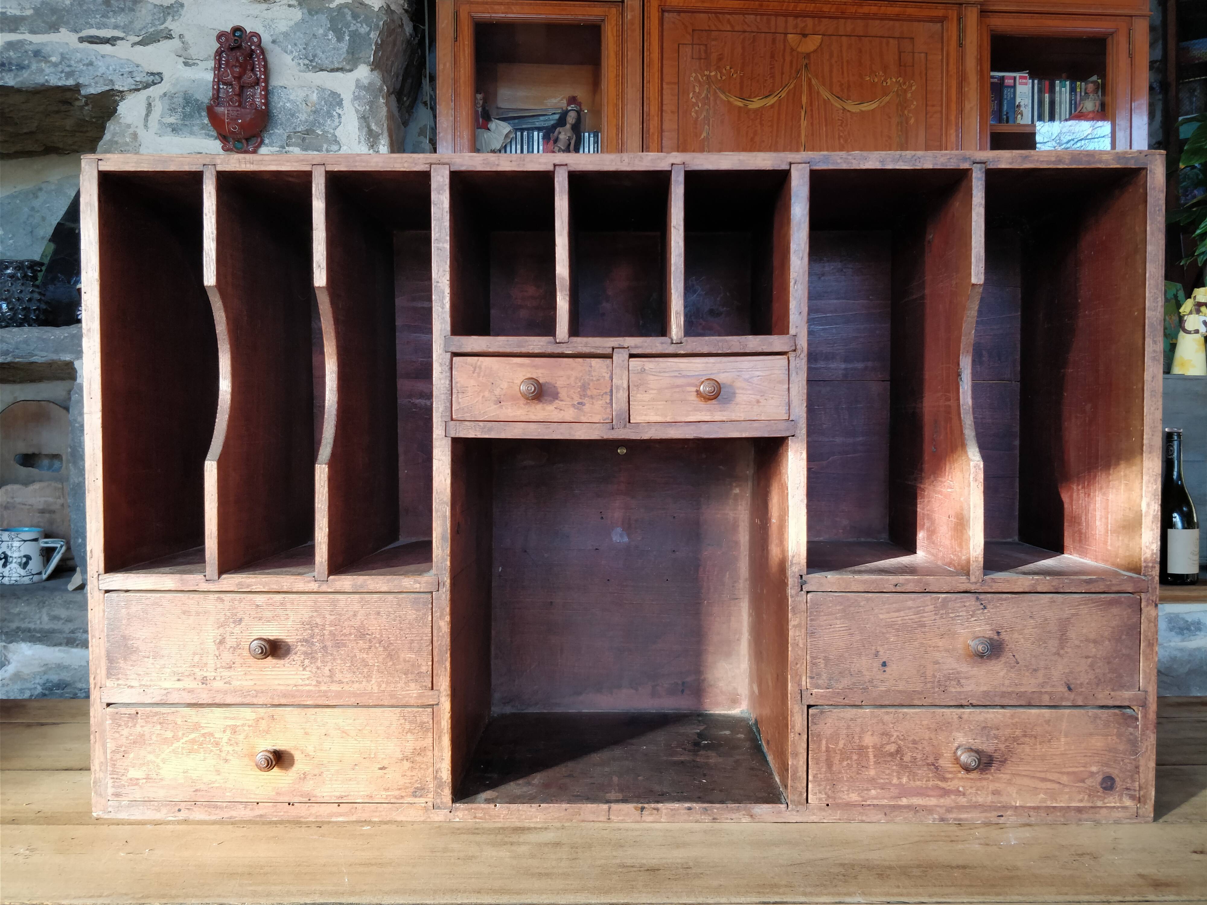 Sur meuble de bureau à casiers et tiroirs