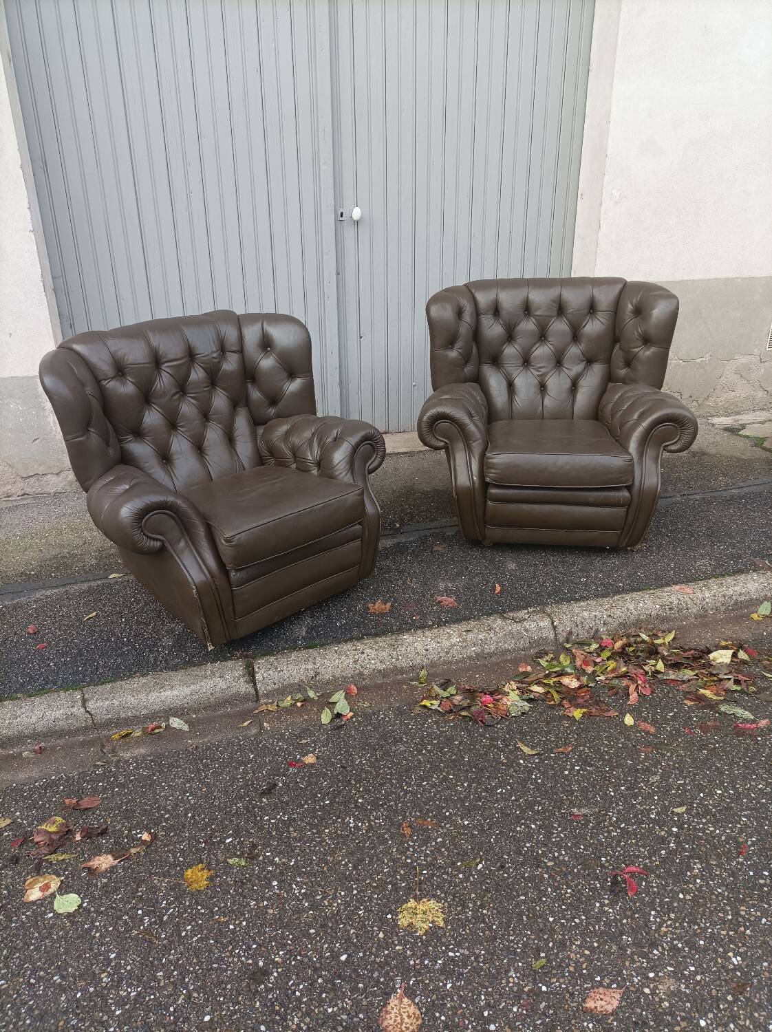 Pair of Chesterfield armchairs with footrest