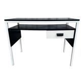 Bureau minimaliste noir et blanc 1980