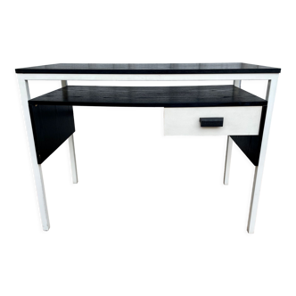 Bureau minimaliste noir et blanc 1980