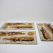 Ensemble de trois tapis rouges au design rétro, années 1980.