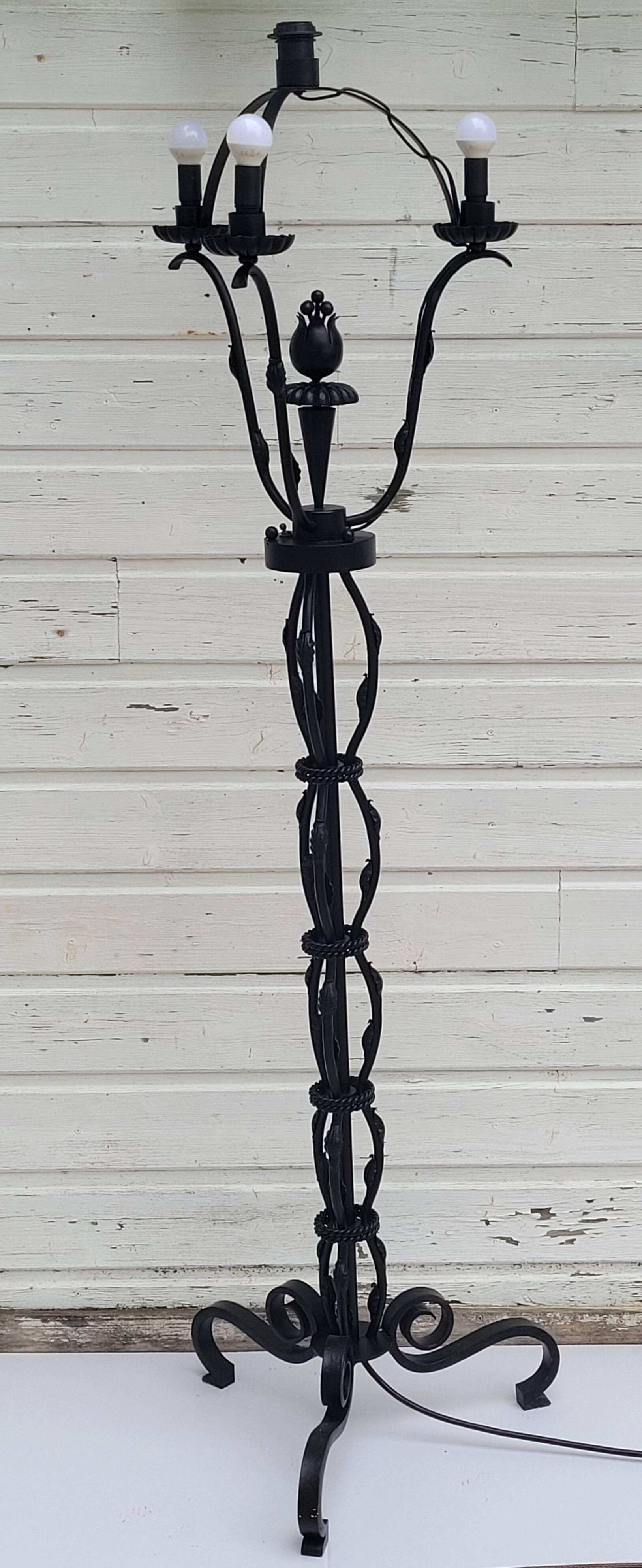 Lampadaire en fer forgé noir attribué a Gilbert Poillerat