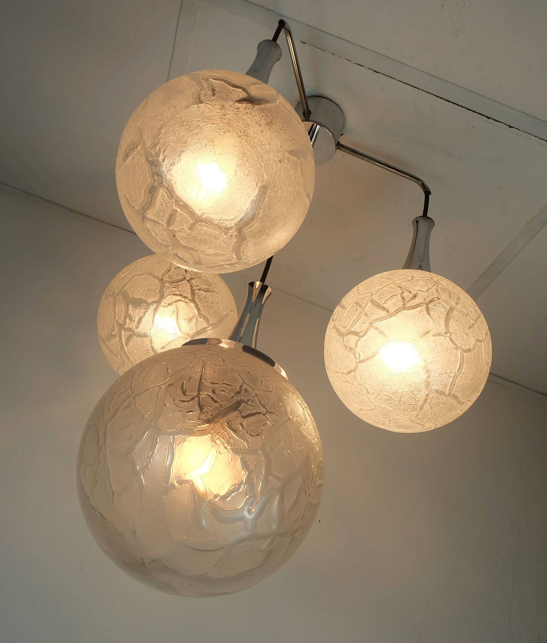Suspension en verre et chrome à 4 lumières de style mid-century moderne, lumière en cascade des années 1970.