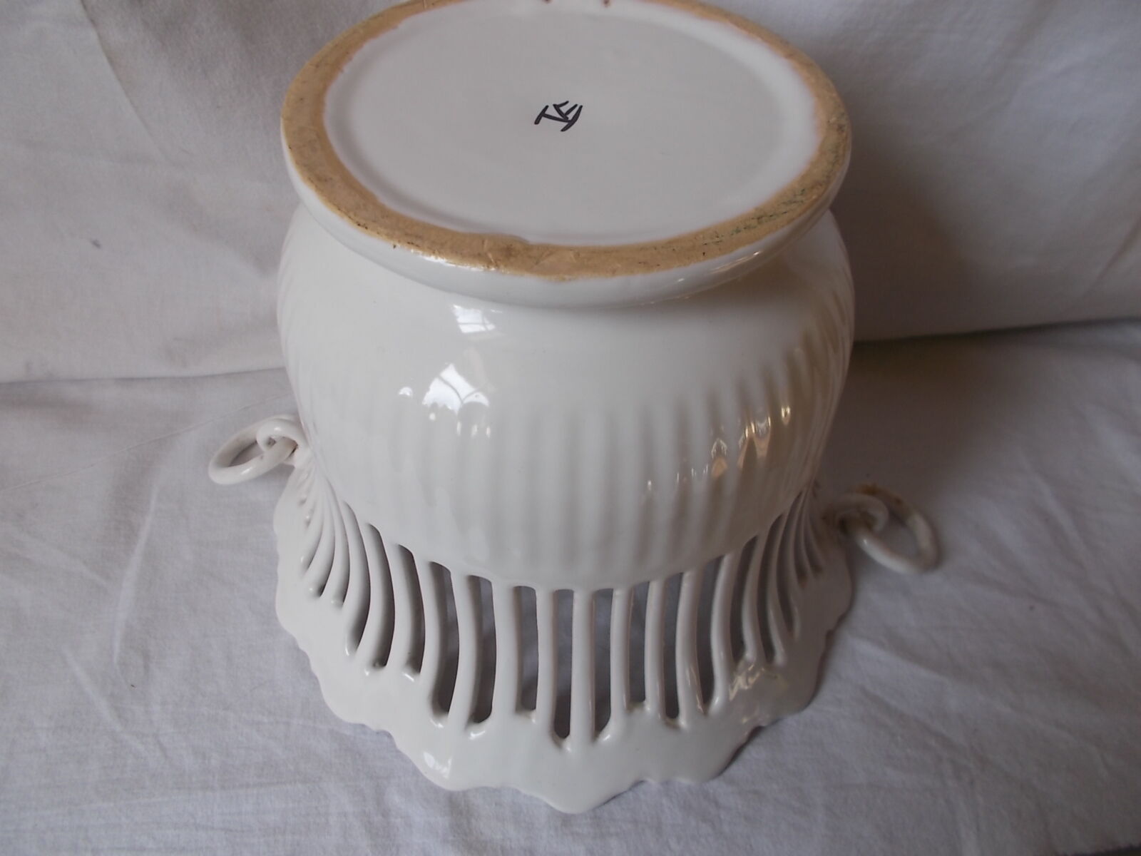 Lattice ceramic cache-pot