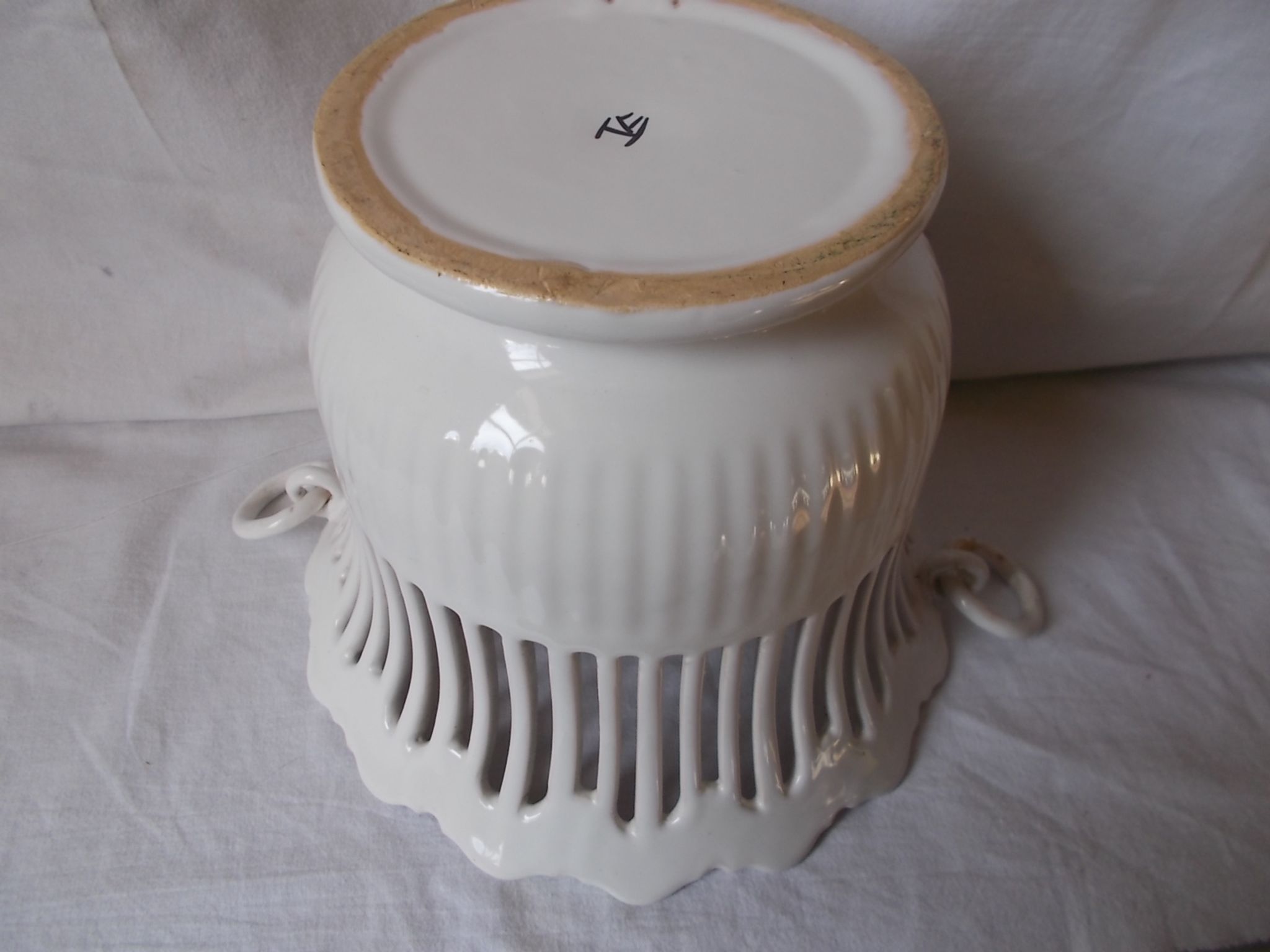 Lattice ceramic cache-pot