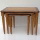 Vieille ensemble mid century ensemble de 3 tables  gigogne