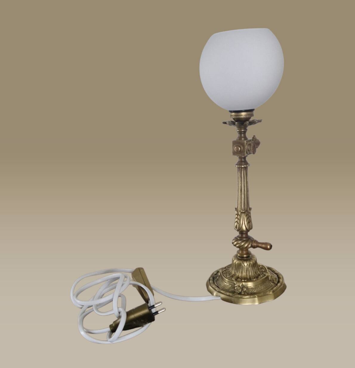 Lampe de table ancienne style Napoléon III en bronze ciselé et globe