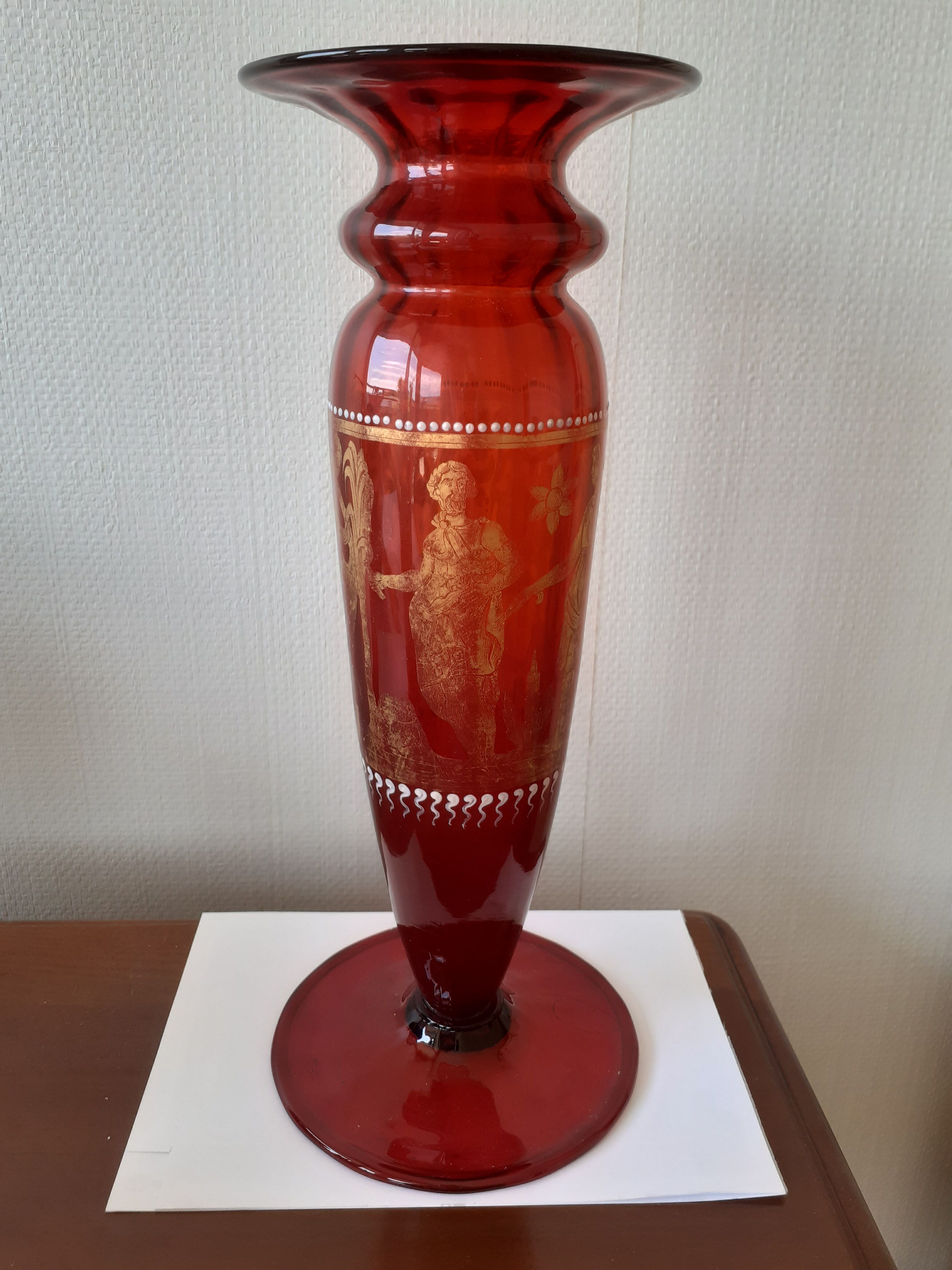 Vase en verre rouge XIXème