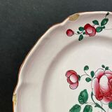 Paire d'assiettes en faïence de l'Est XIXe à décor floral