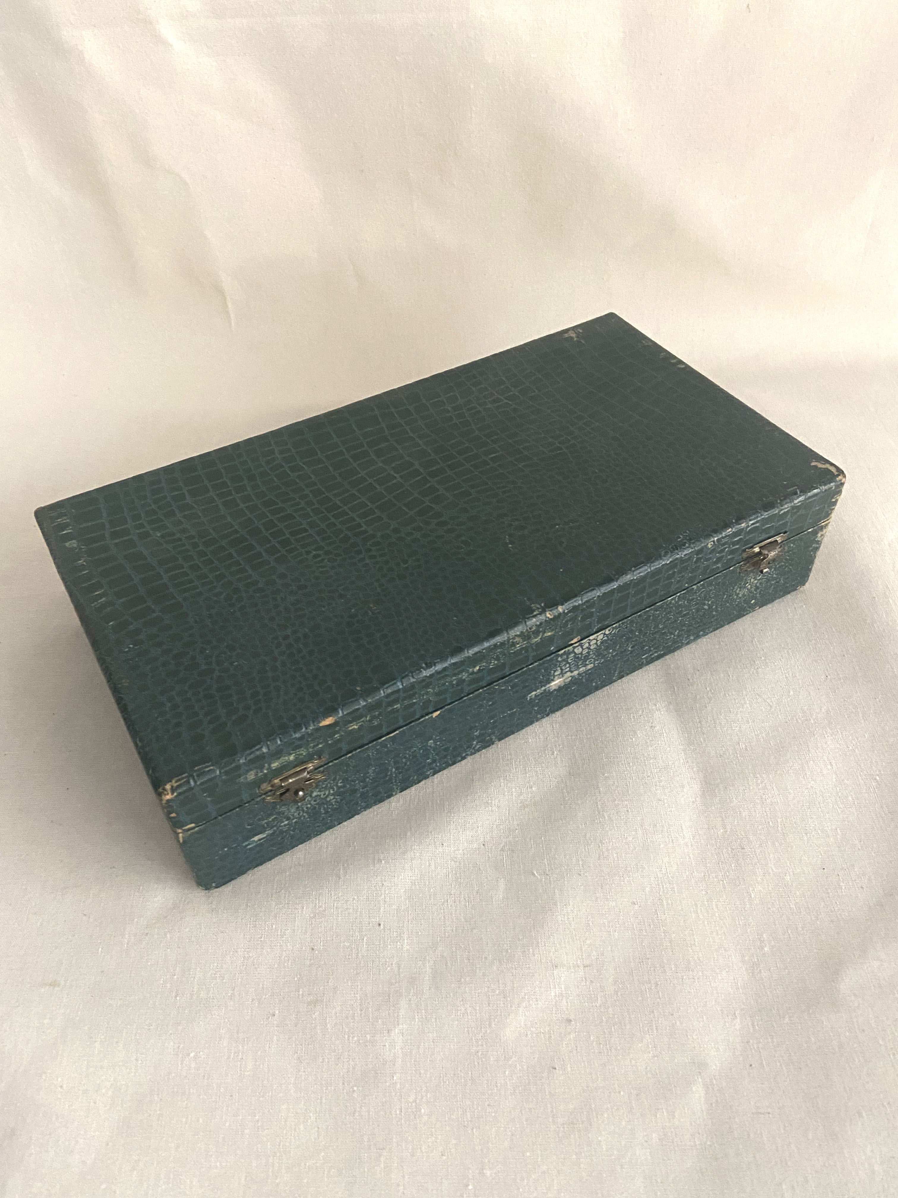 Housewife 24 horn knives