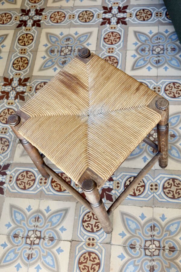 Tabouret ancien carré en bois avec assise en paille tressée