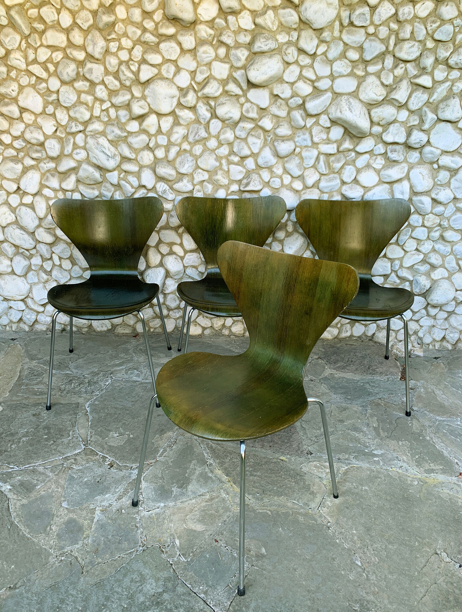 Suite of 4 chairs 3107 olive color, series 7 Arne Jacobsen for Fritz Hansen 1978