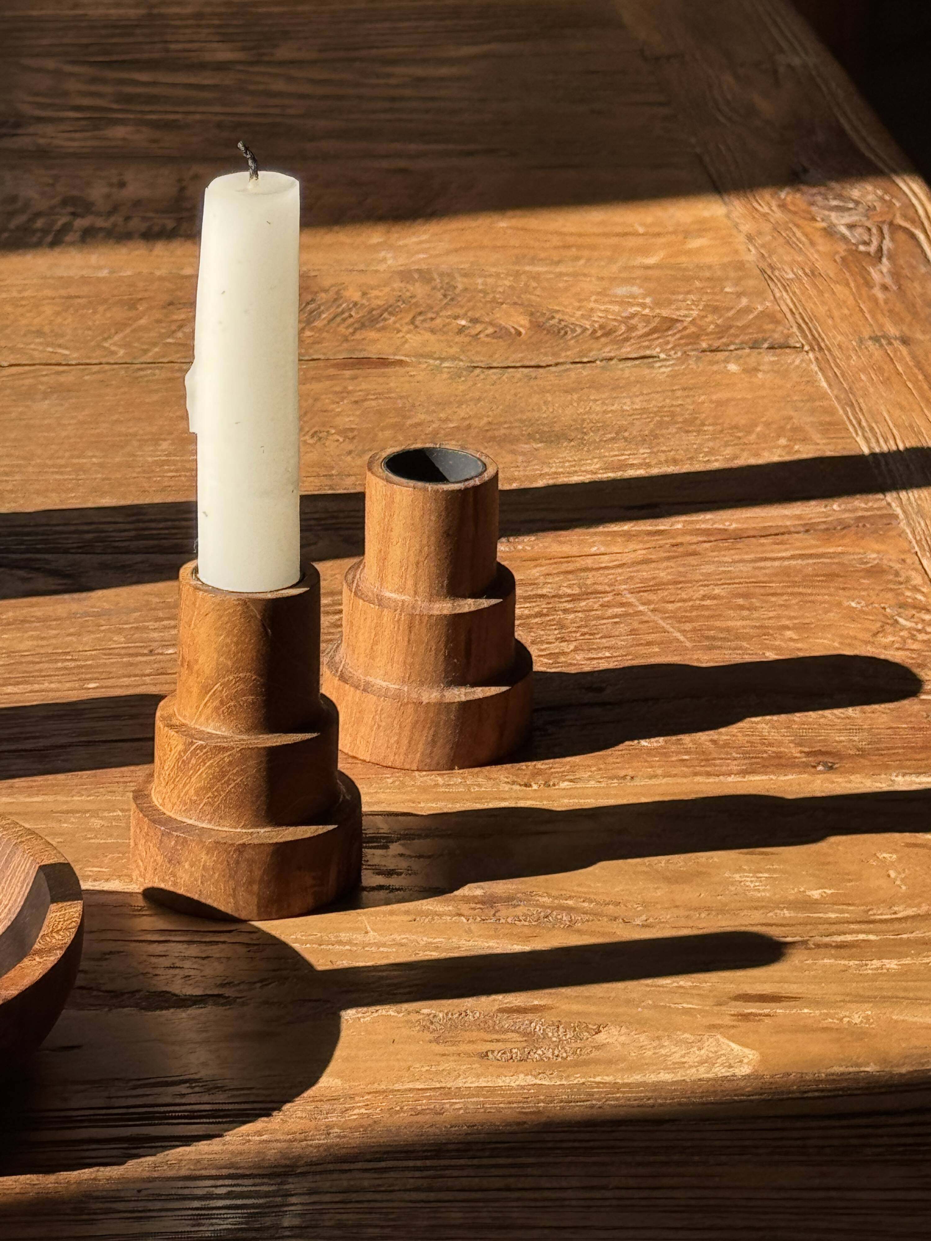 Circular teak monoxyle candlestick, pyramidal with a high central part H7 D5.