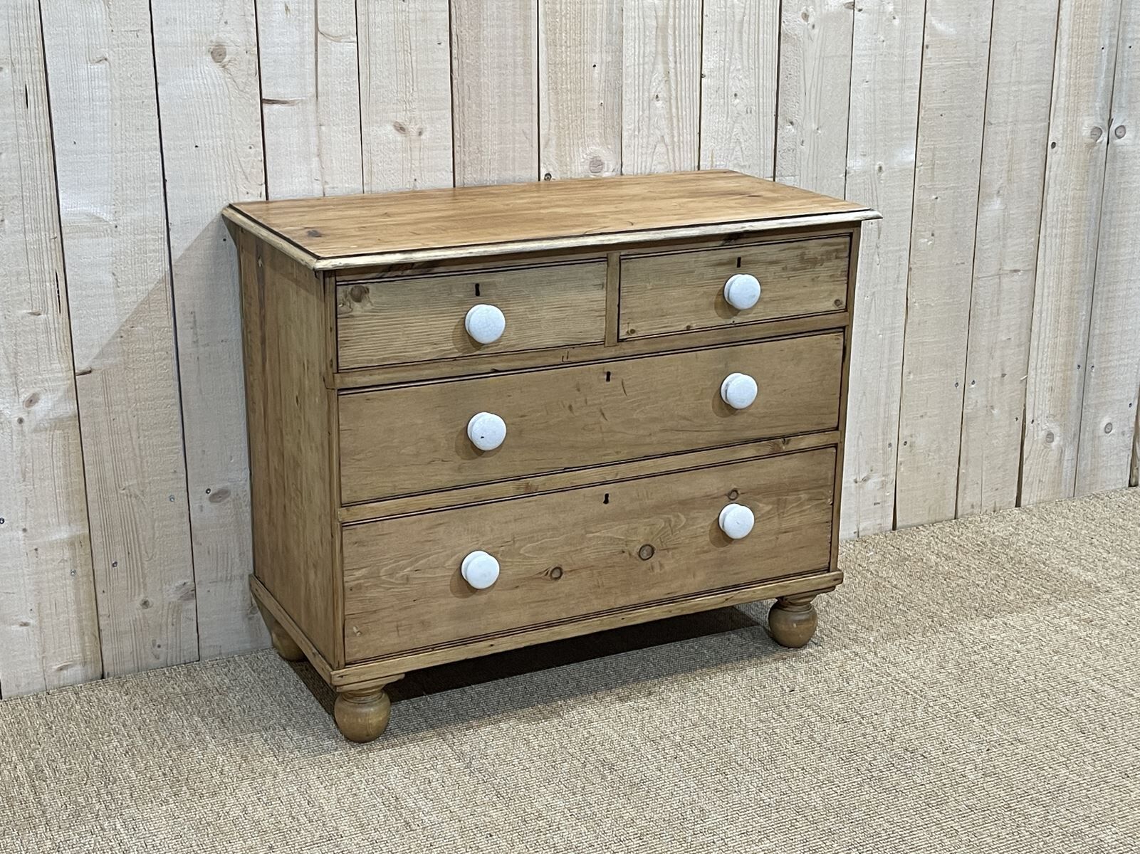 English dresser XIXth fir with its white porcelain buttons