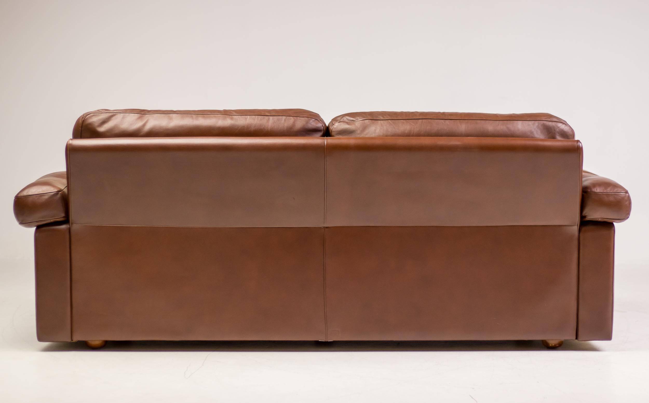 Royal 2-seater canapé premium Poltrona Frau Petronio upholstered in down and chestnut leather.