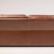Royal 2-seater canapé premium Poltrona Frau Petronio upholstered in down and chestnut leather.