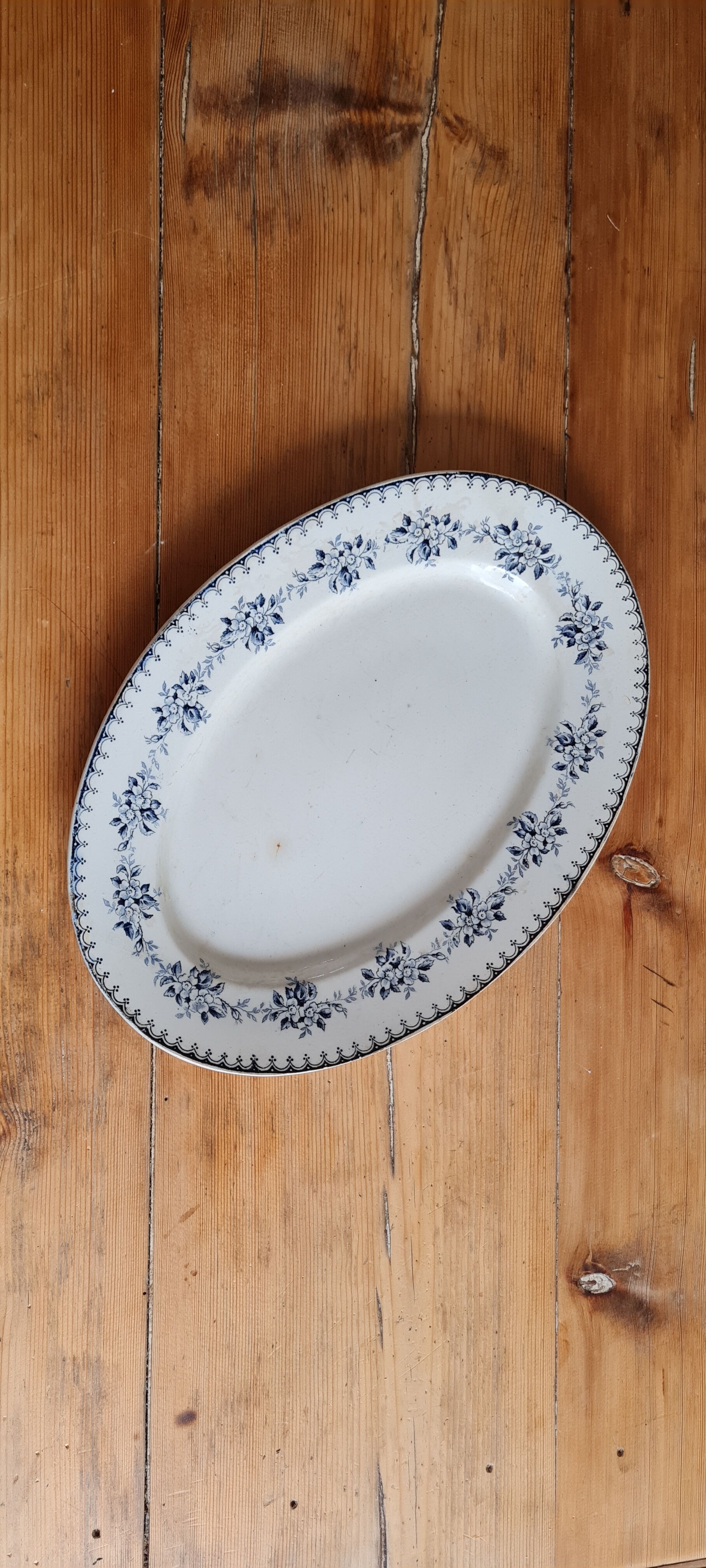 Oval serving dish in iron earth