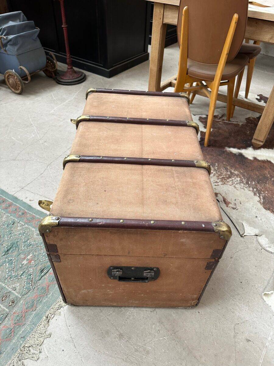 Old travel trunk "Be a Father" Lille