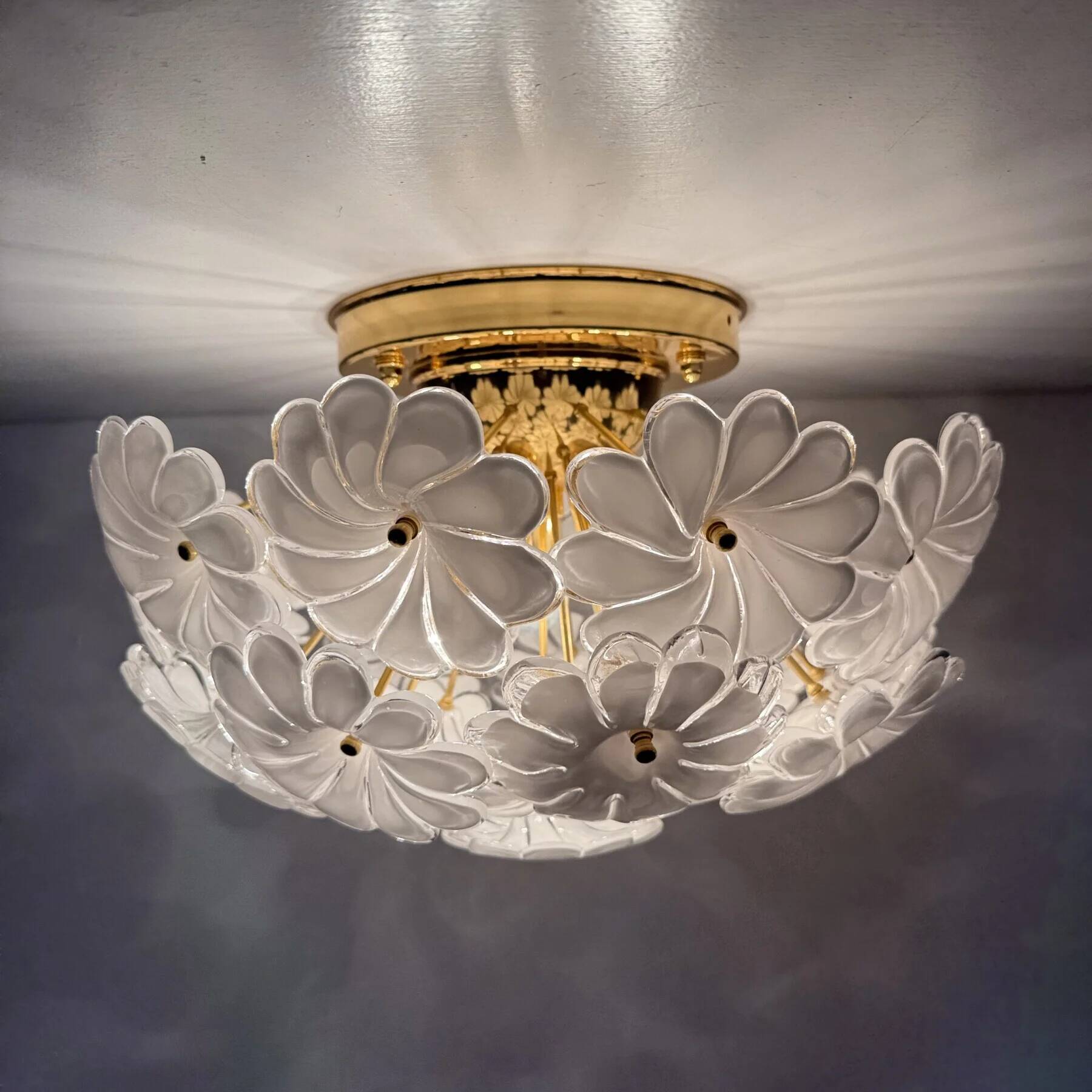 Plafonnier floral en verre blanc de Murano, italien, des années 1970.