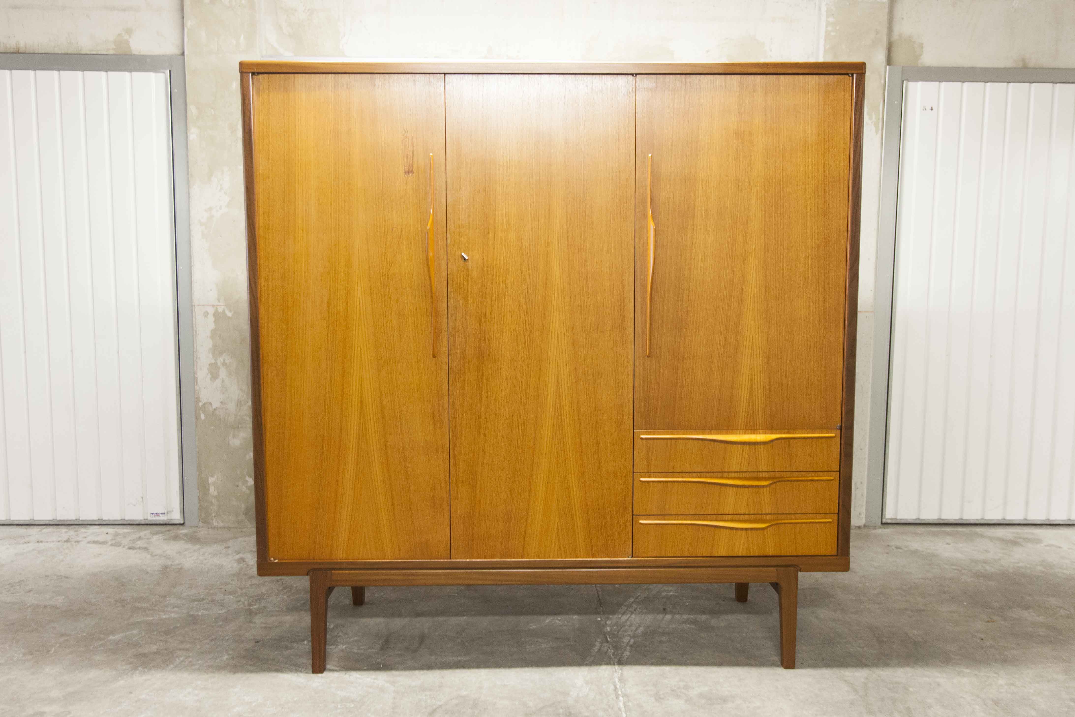 Armoire scandinave en teck 1969 NF Ameublement 202