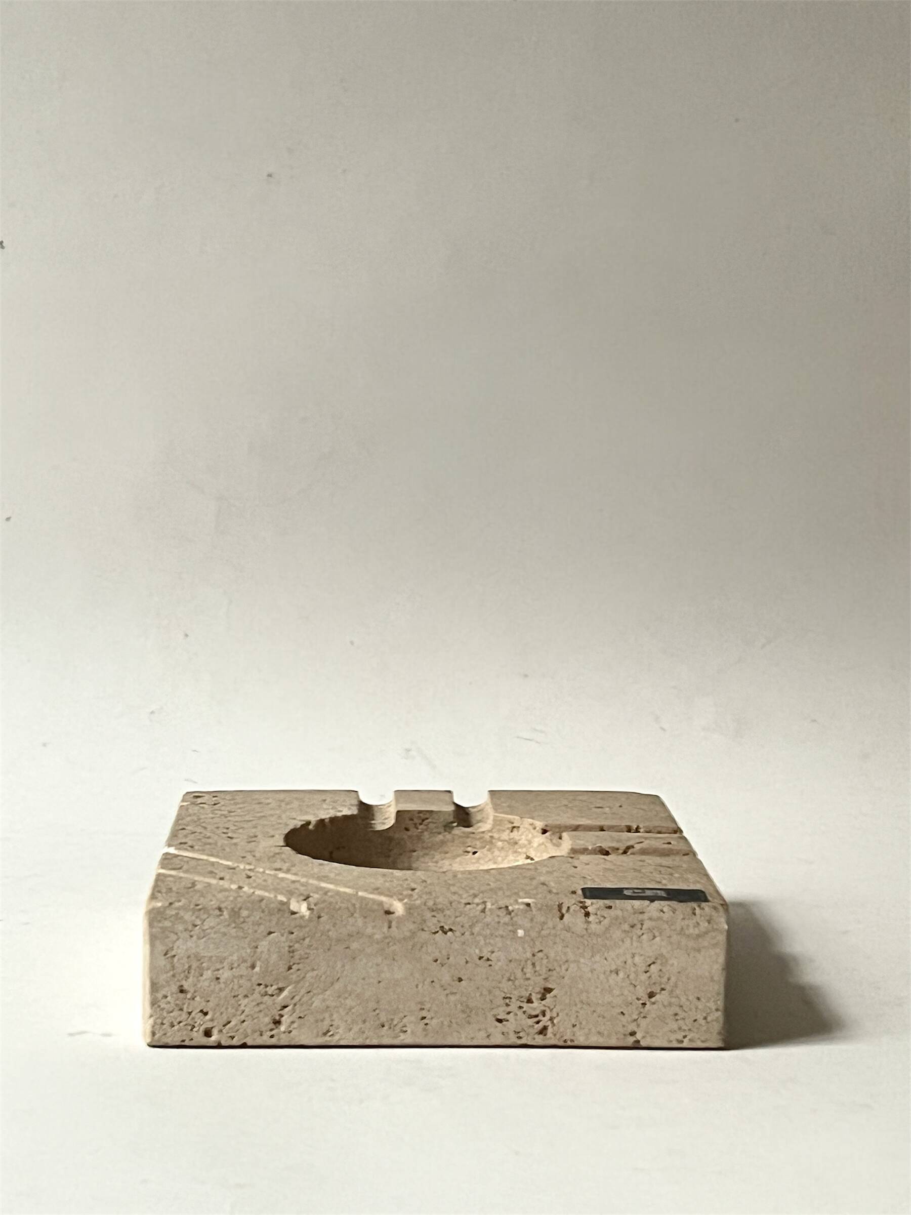 Sculpted travertine ashtray by Fratelli Manelli, Italian design 1970.