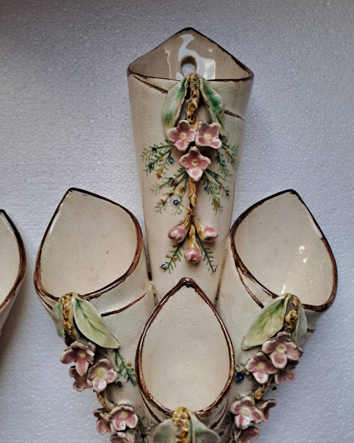 Paire de bouquetiéres en barbotine