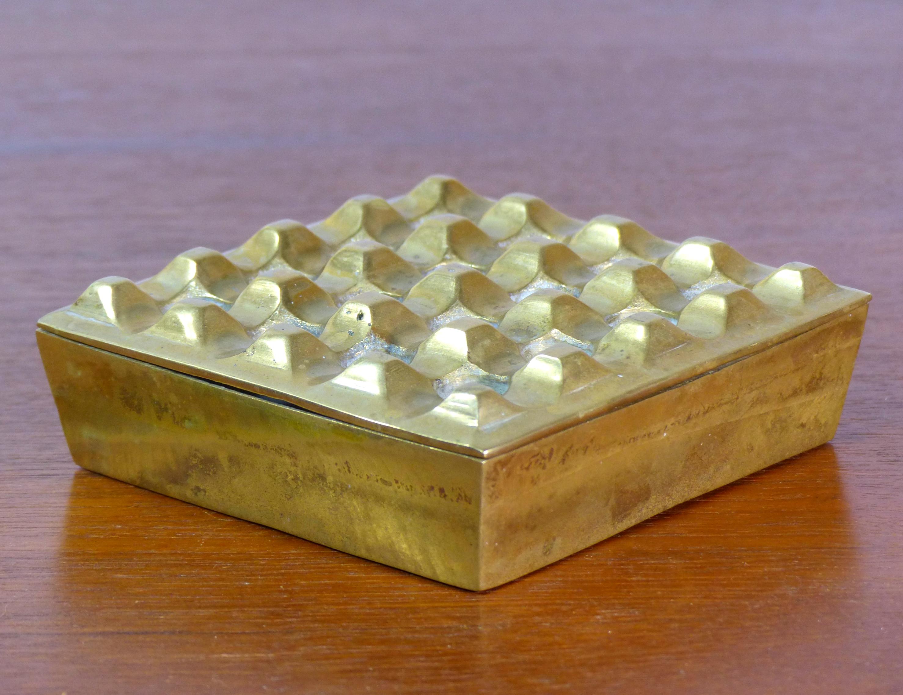 Ultima grate ashtray
