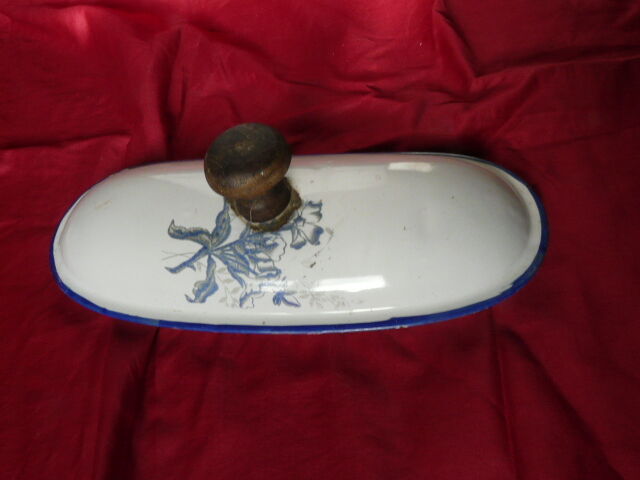 Fontaine murale en tôle émaillée décor de fleurs bleues sur fond blanc