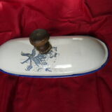 Fontaine murale en tôle émaillée décor de fleurs bleues sur fond blanc